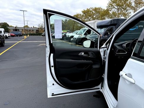 New 2026 Chrysler Pacifica Select image 10