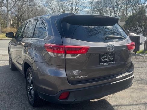 Used 2019 Toyota Highlander LE FWD image 3