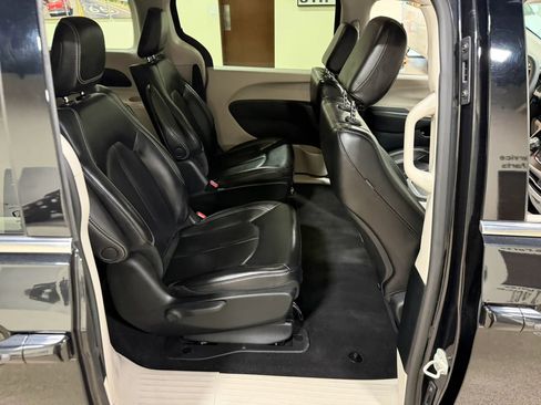 Used 2023 Chrysler Pacifica Touring-L FWD image 32
