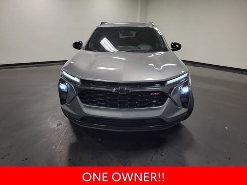 Used 2025 Chevrolet Trax RS w/ Sunroof Package FWD image 3