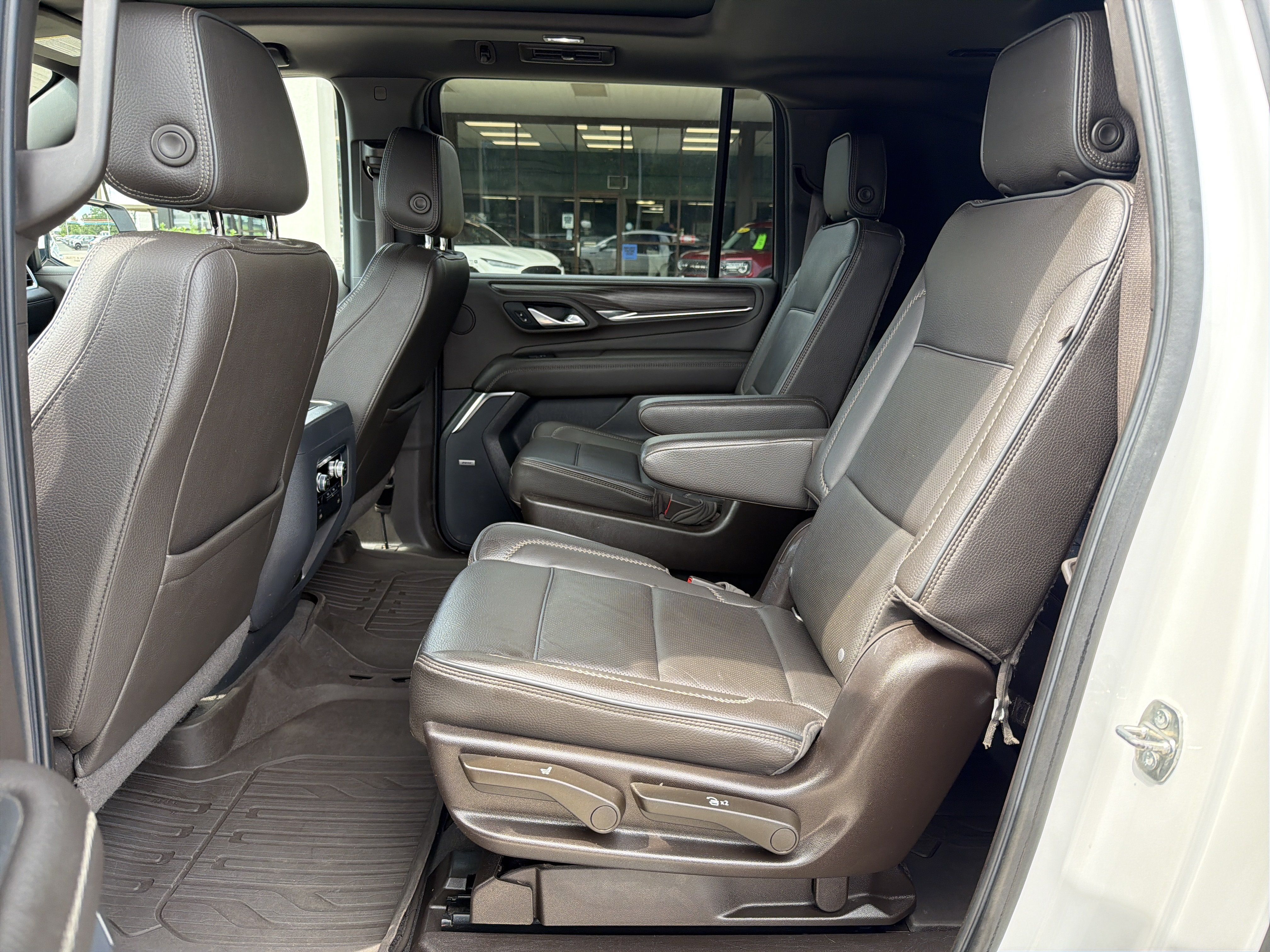 Used 2022 GMC Yukon XL Denali w/ Denali Premium Package AWD/4WD image 19