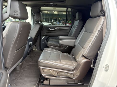 Used 2022 GMC Yukon XL Denali w/ Denali Premium Package AWD/4WD image 19