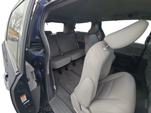 Used 2018 Toyota Sienna XLE image 19