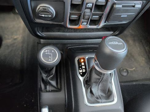 Used 2025 Jeep Gladiator Sport AWD/4WD image 15