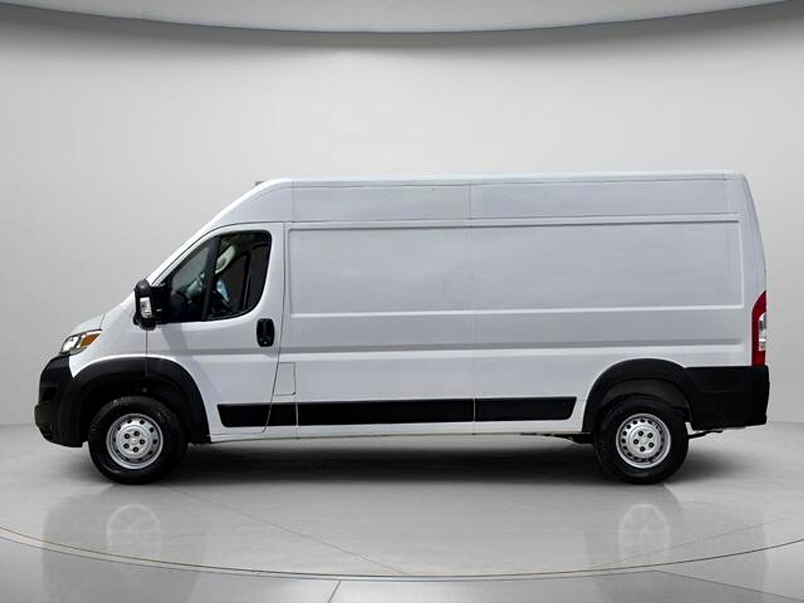 Used 2023 RAM ProMaster 2500 FWD image 3