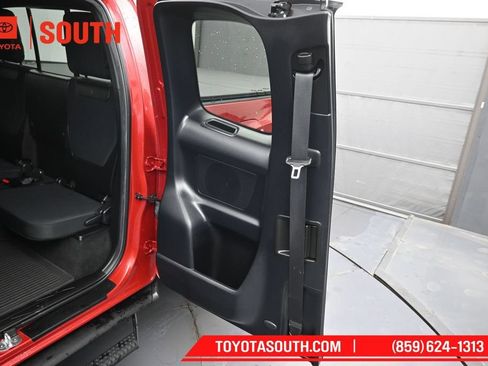Used 2022 Toyota Tacoma TRD Sport AWD/4WD image 27