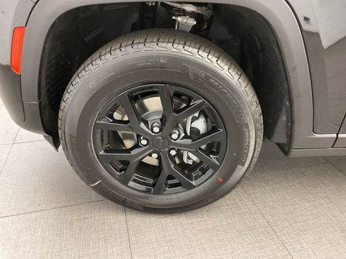 New 2026 Jeep Grand Cherokee Altitude image 8