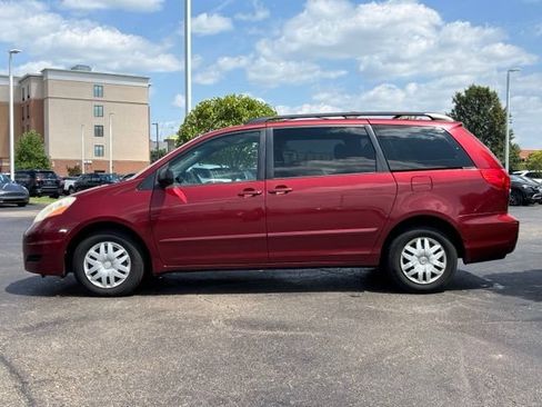 Used 2010 Toyota Sienna CE FWD image 2