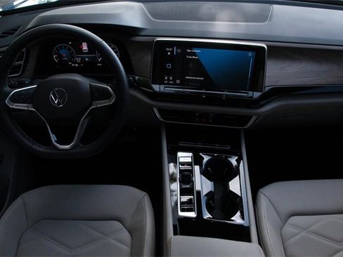 Certified 2025 Volkswagen Atlas SE image 19