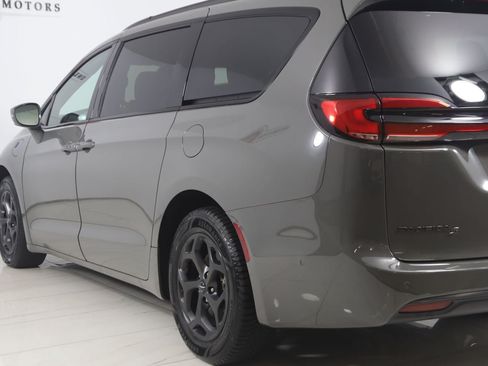 Used 2021 Chrysler Pacifica Touring-L w/ S Appearance Package FWD image 27