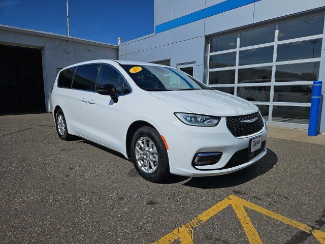 Used 2025 Chrysler Pacifica Select FWD image 2