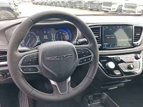 New 2026 Chrysler Pacifica Select FWD image 32