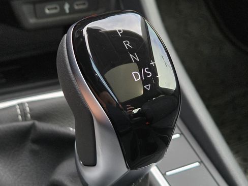 Used 2026 Volkswagen Jetta SE FWD image 36