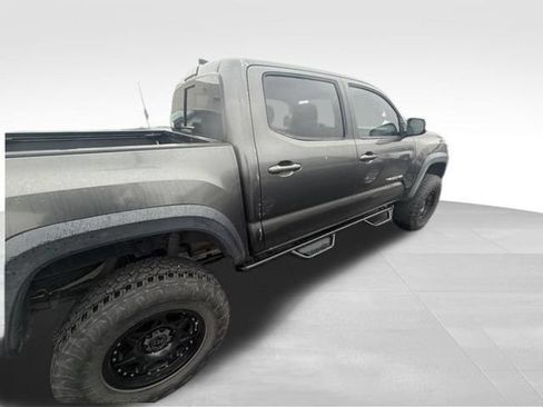 Used 2017 Toyota Tacoma TRD Off-Road AWD/4WD image 8