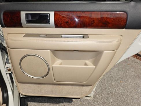 Used 2005 Lincoln Navigator Luxury image 26