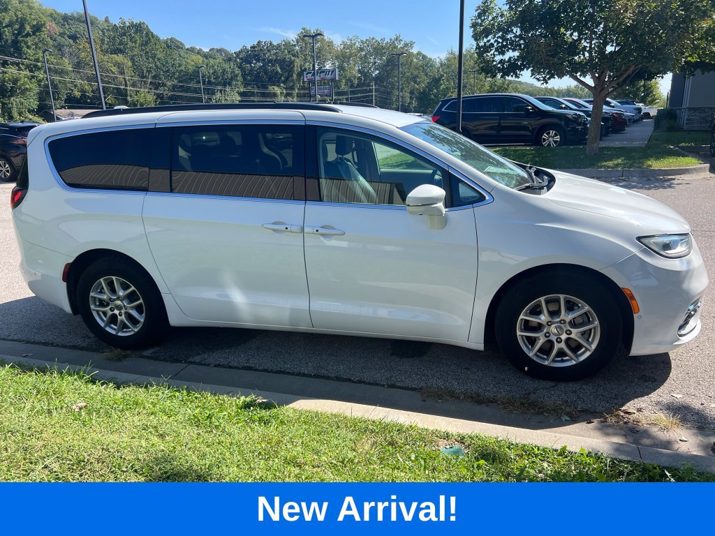 Used 2022 Chrysler Pacifica Touring-L w/ Uconnect Theater Family Group FWD image 5