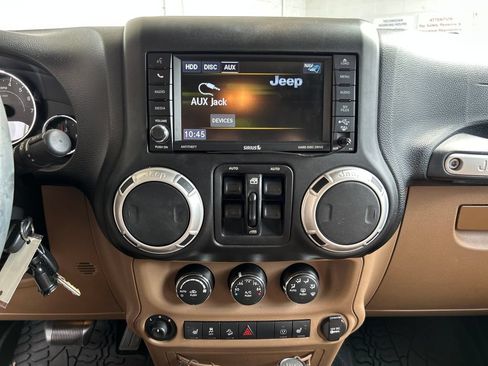 Used 2015 Jeep Wrangler Unlimited Sahara AWD/4WD image 15