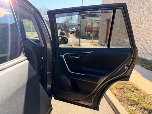 Used 2019 Toyota RAV4 Limited image 27