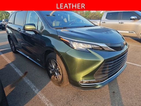 Used 2021 Toyota Sienna XLE AWD/4WD image 3
