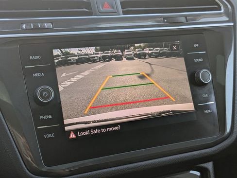 Used 2023 Volkswagen Tiguan SE w/ Panoramic Sunroof Package image 28