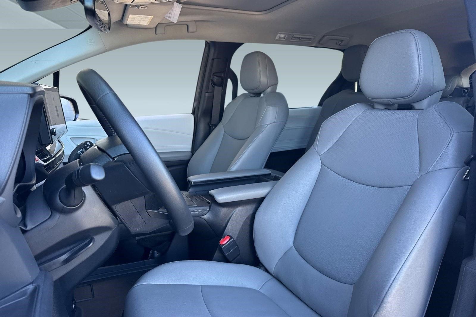Used 2026 Toyota Sienna XLE FWD image 5