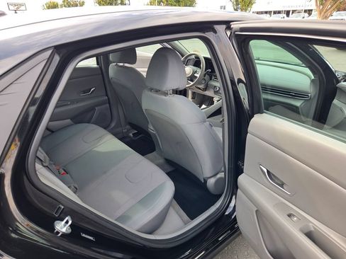 Used 2021 Hyundai Elantra SE FWD image 22