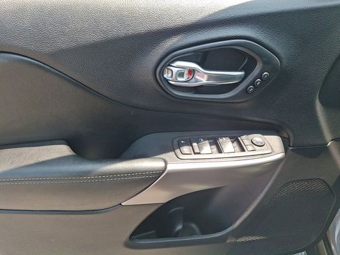 Used 2019 Jeep Cherokee Limited w/ Technology Group AWD/4WD image 12
