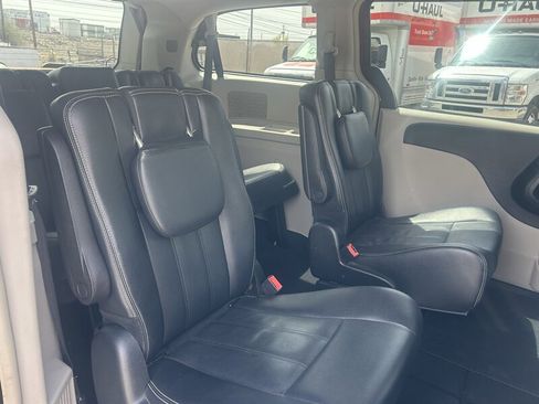 Used 2016 Chrysler Town & Country Touring image 21