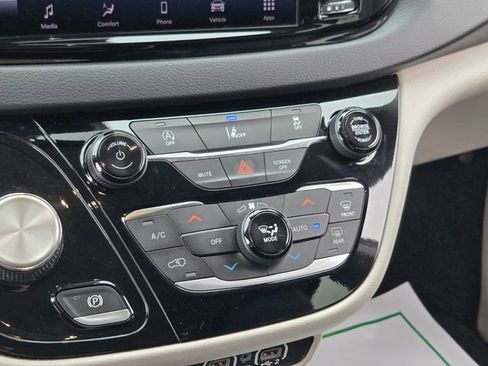 Used 2022 Chrysler Pacifica Touring-L FWD image 24