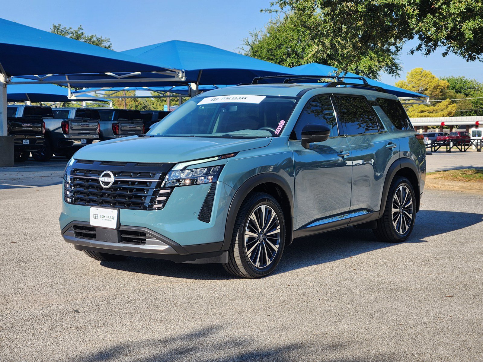 Used 2026 Nissan Pathfinder Platinum FWD image 2