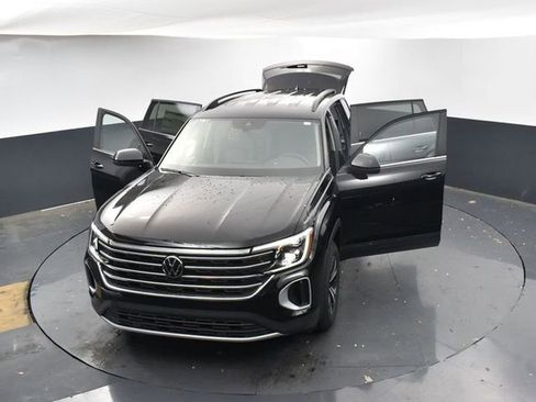 Used 2025 Volkswagen Atlas SE image 38