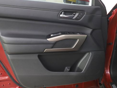 Used 2024 Nissan Pathfinder Platinum image 22