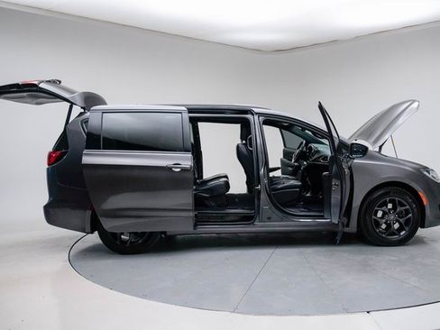 Used 2019 Chrysler Pacifica Touring-L w/ S Appearance Package image 13