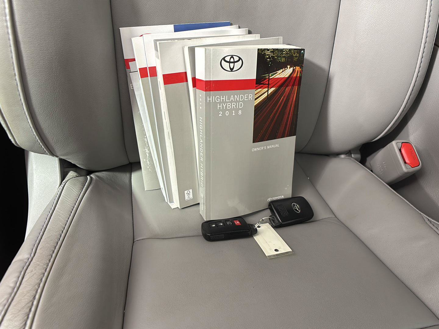 Used 2018 Toyota Highlander XLE AWD/4WD image 24