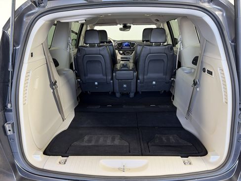 Used 2019 Chrysler Pacifica Limited w/ Advanced Safetytec Group FWD image 14