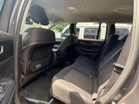 Used 2023 Jeep Grand Cherokee Laredo AWD/4WD image 7