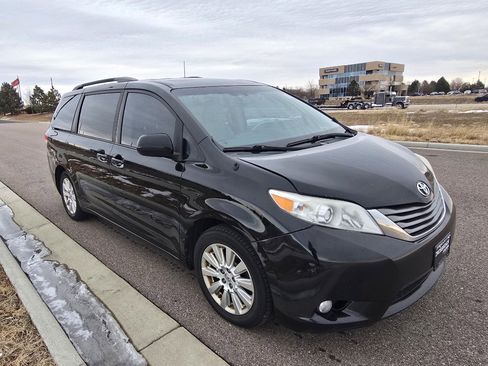 Used 2014 Toyota Sienna XLE image 7