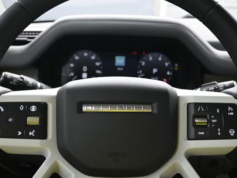 Certified 2025 Land Rover Defender 90 X-Dynamic SE image 17