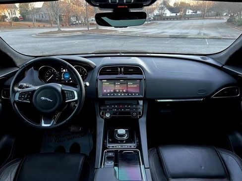 Used 2019 Jaguar F-PACE Prestige image 28
