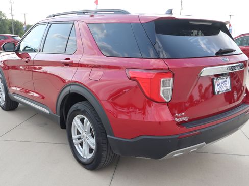 Used 2023 Ford Explorer XLT w/ Equipment Group 202A image 8