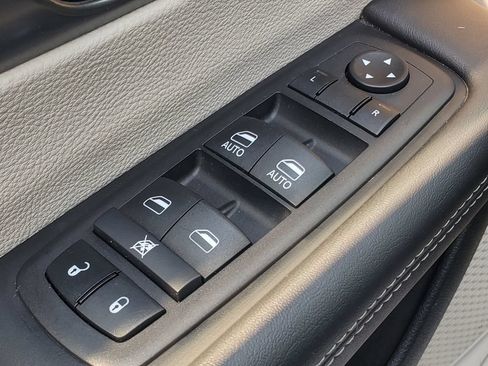 Used 2024 Chrysler Pacifica Touring-L FWD image 6