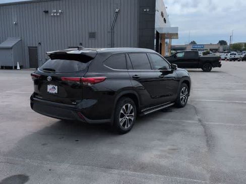 Used 2022 Toyota Highlander XLE FWD image 8