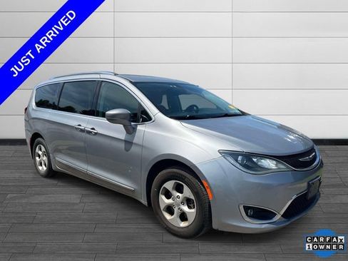 Used 2017 Chrysler Pacifica Touring-L Plus FWD image 2