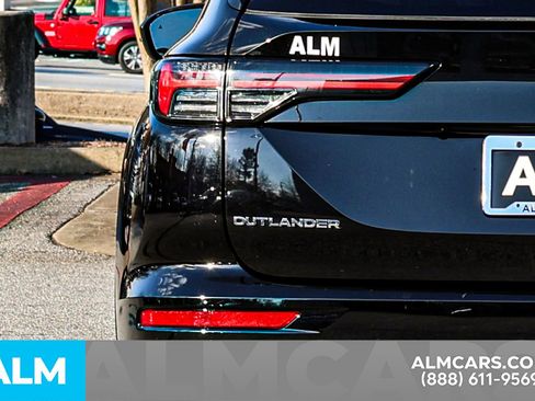 Used 2025 Mitsubishi Outlander SE image 13