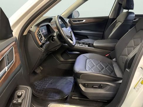 Used 2025 Volkswagen Atlas SE AWD/4WD image 13