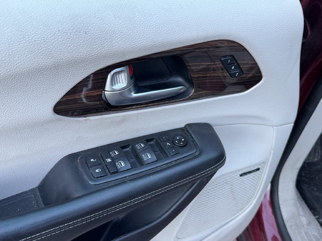 Used 2021 Chrysler Pacifica Limited w/ Uconnect Theater Family Group FWD image 12