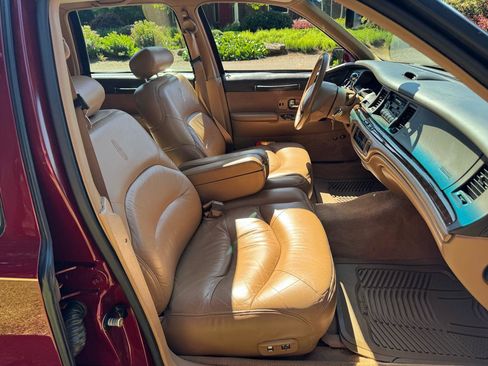 Used 1996 Lincoln Town Car Signature RWD image 12