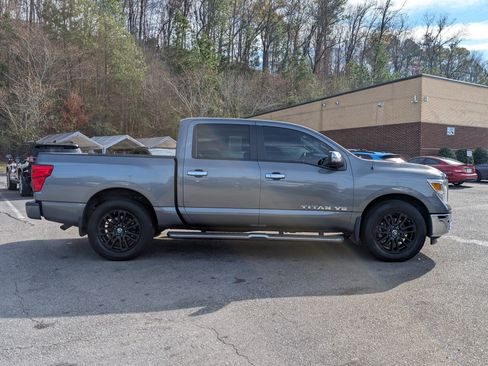 Used 2018 Nissan Titan SL image 10