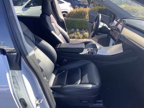 Used 2021 Tesla Model Y Long Range image 35