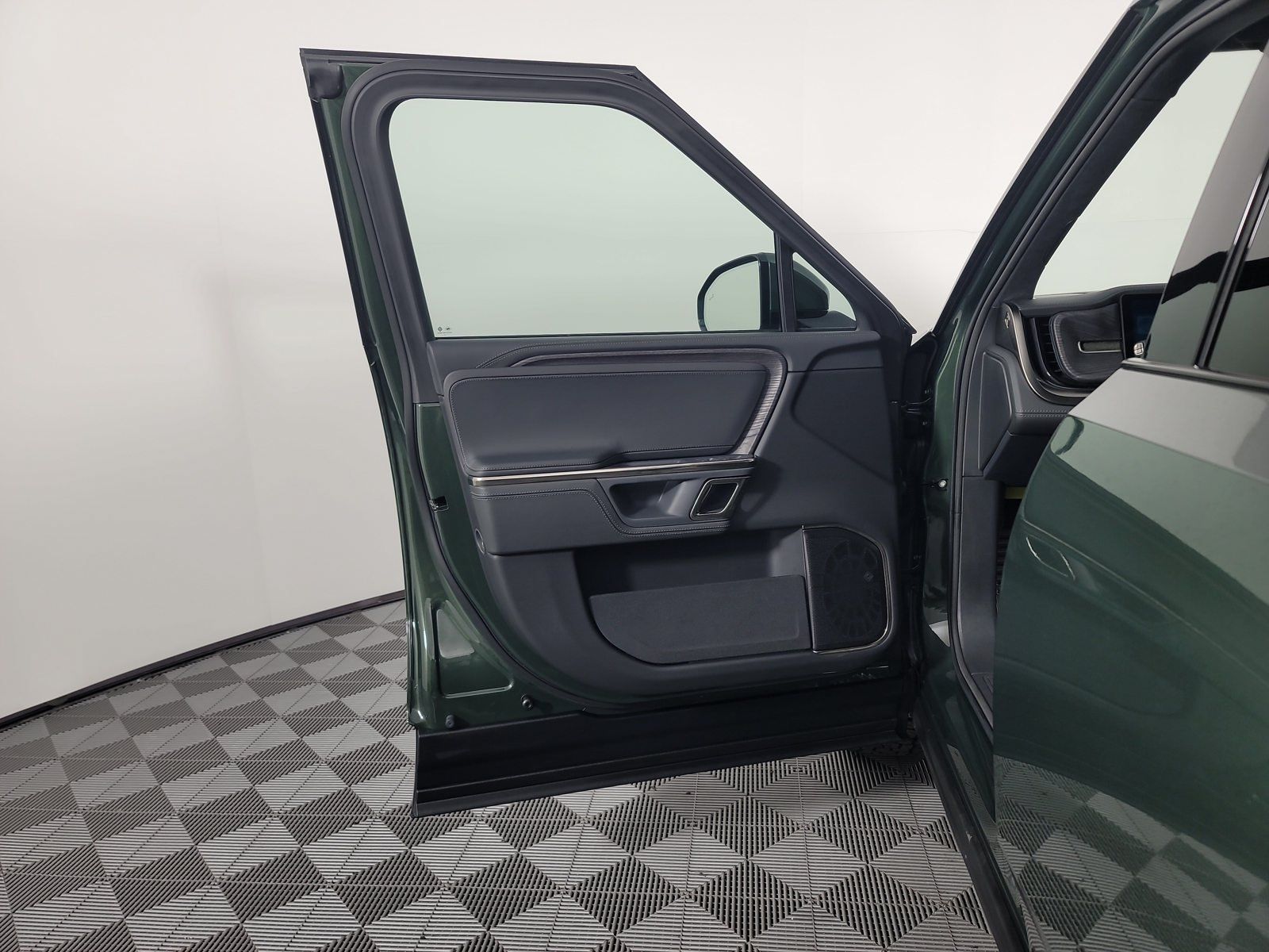 Used 2023 Rivian R1S Adventure Dual AWD/4WD image 16